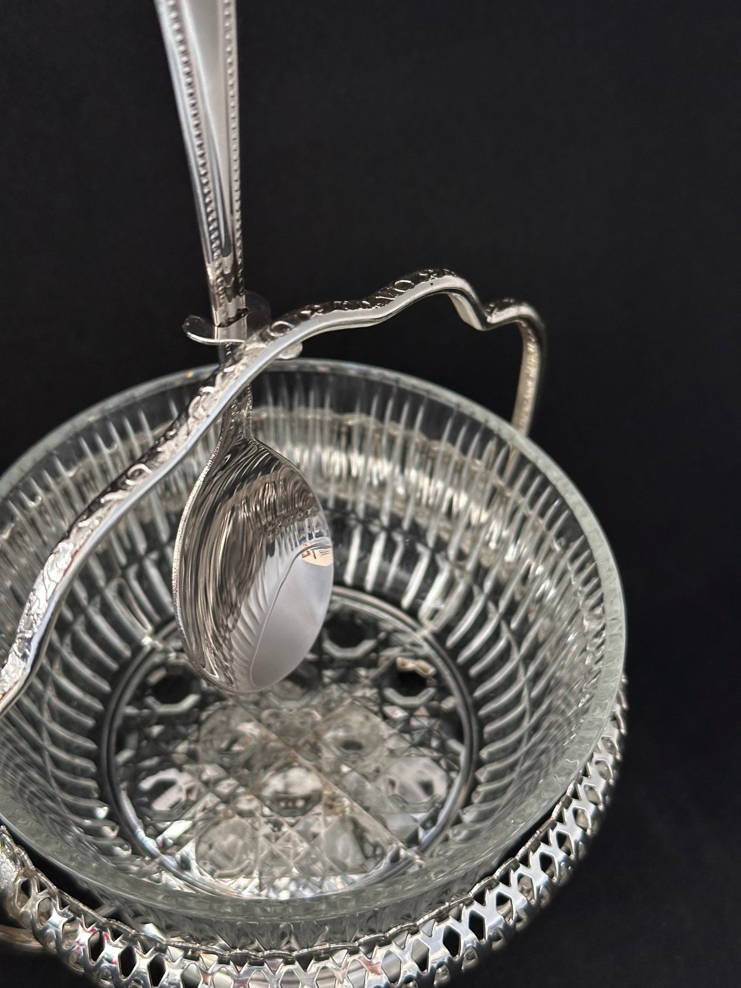 METALLIC DISH WITH SPOON