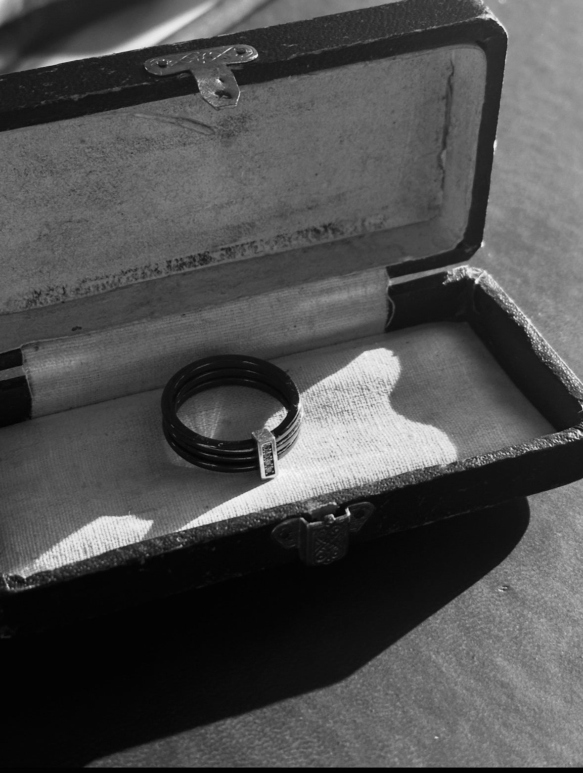 Anthracite triple band ring