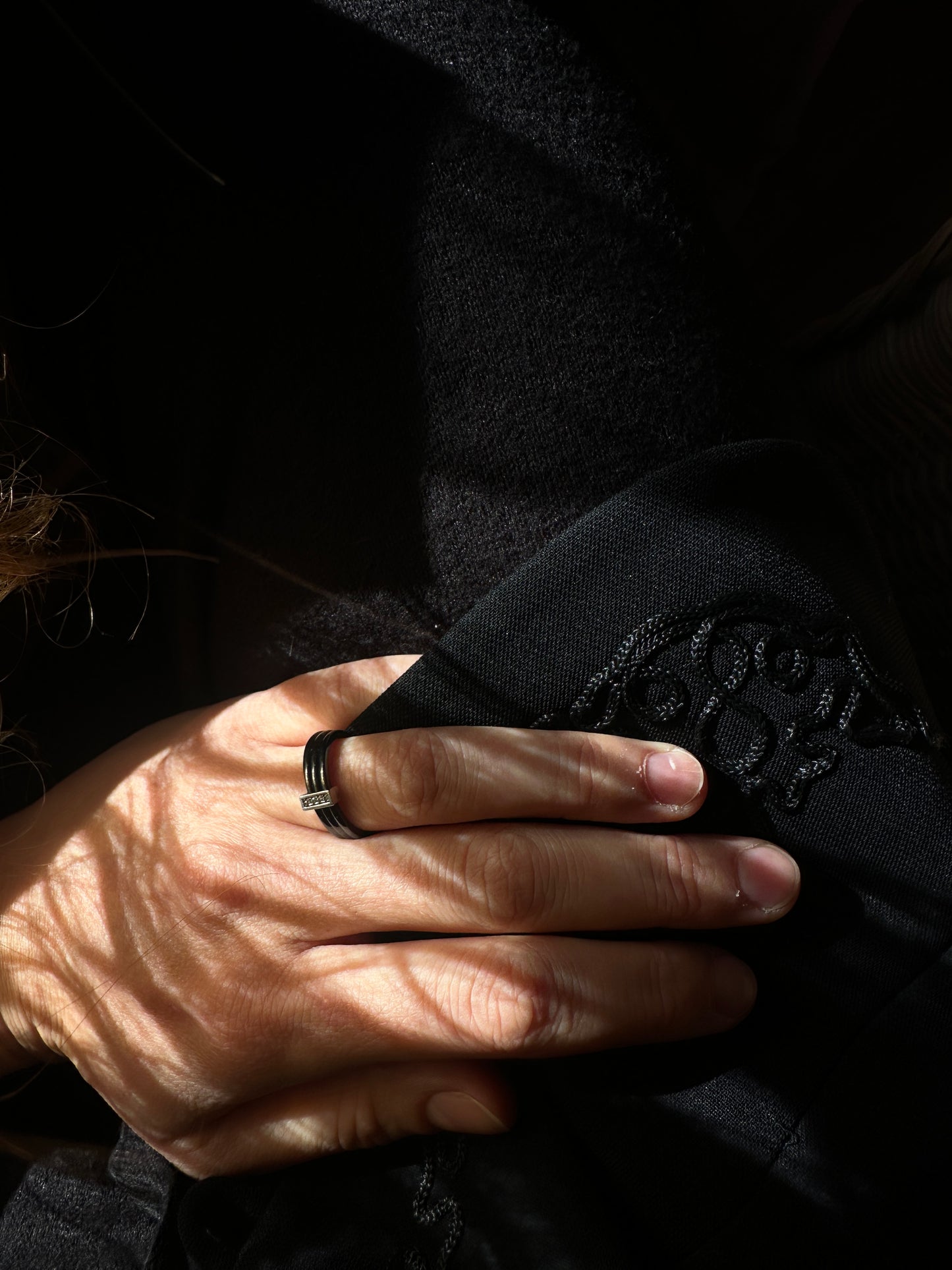 Anthracite triple band ring