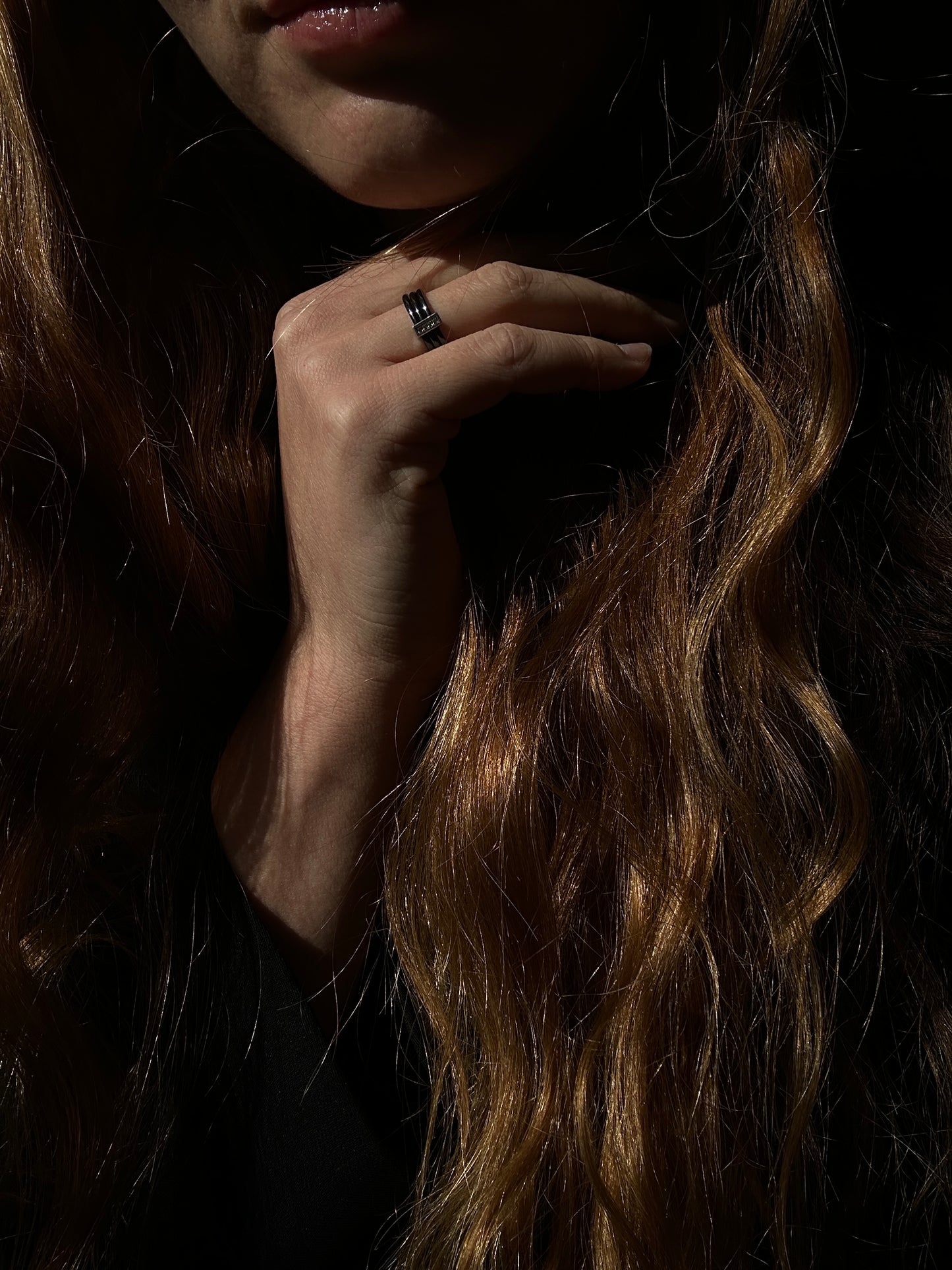 Anthracite triple band ring
