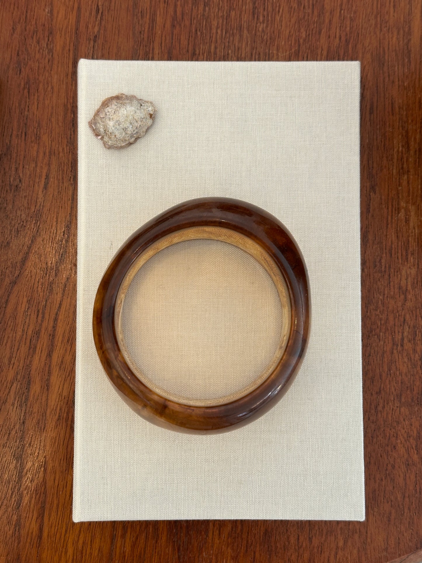 Wide bangle